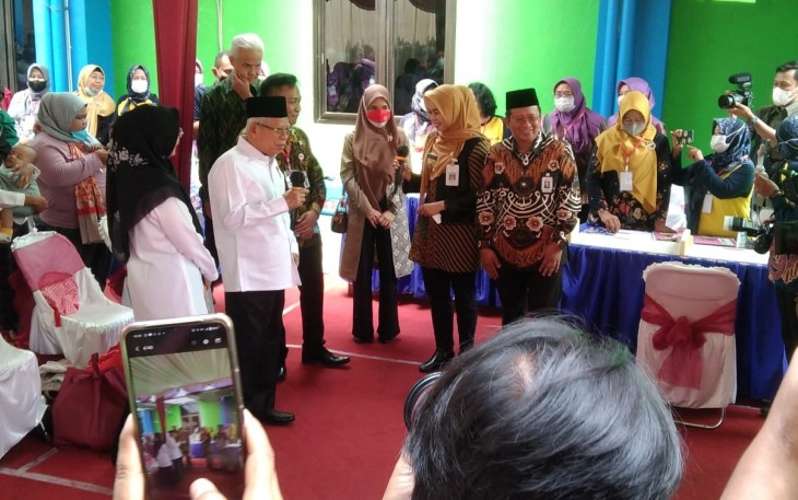Wapres RI KH Ma'ruf Amin didampingi Gubernur Jateng Ganjar Pranowo saat berbincang soal penurunan stunting dengan Bupati Demak dr Hj Eisti'anah dan Kepala Puskesmas Mranggen 3 dr Haerudin.