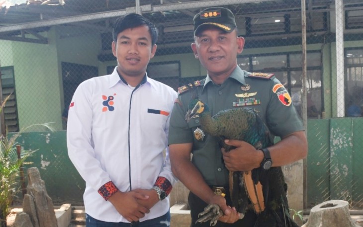 Korem 081/DSJ Terima Simbol Satuan Burung Merak dari Kahfi Corp