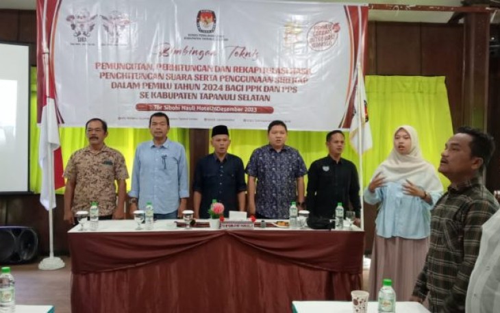 Bersama KPU setempat, Sat Intelkam Polres Tapanuli Selatan (Tapsel), mengikuti Bimtek terkait pemungutan, penghitungan, dan rekapitulasi suara (Tungsura) serta penggunaan sistem informasi rekapitulasi (Sirekap), Selasa (26/12/2023)