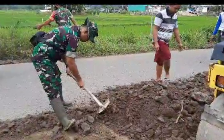 Anggota Koramil 0801/01Pacitan Karya Bakti Pelebaran Jalan