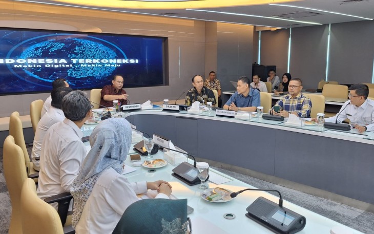 Menteri Komunikasi dan Informatika Republik Indonesia Arie Budi Setiadi saat mengelar rapat dan mendengarkan laporan persiapan pelaksanaan Rapat Koordinasi Nasional Komisi Penyiaran Indonesia (Rakornas KPI) dan Peringatan Hari Penyiaran Nasional (Harsiarnas) ke-90 di Kantor Kemenkominfo Jl. Medan Merdeka Barat, Jakarta Pusat, Selasa (08/08). 