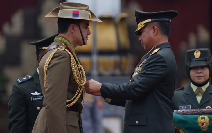 Kasad saat Anugerahkan Bintang Kartika Eka Paksi Utama Kepada Chief Of The Australian Army