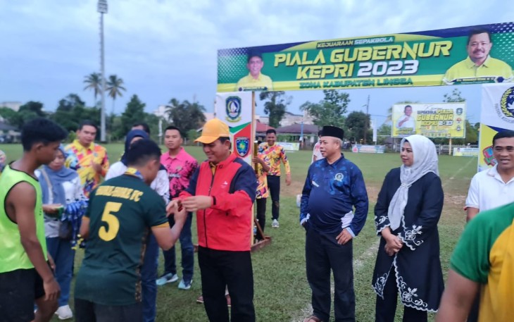 Gubernur Kepulauan Riau, H. Ansar Ahmad saat menyaksikan final pertandingan futsal dan sepak bola dalam rangka Piala Gubernur Kepri Zona Kabupaten Lingga yang diadakan di Dabo pada Sabtu (01/07).