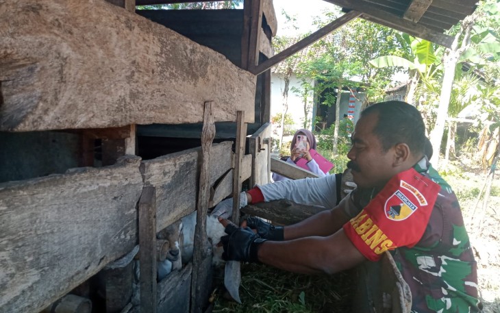Babinsa Rejomulyo Dampingi Petugas DKPP Lakukan Vaksinasi