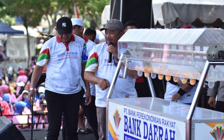 Bupati Karanganyar Rober Christanto saat mengumumkan nama pemenang undian tabungan Sembada Plus Tahap II Bank Daerah Karanganyar, Minggu (3/12/2023).