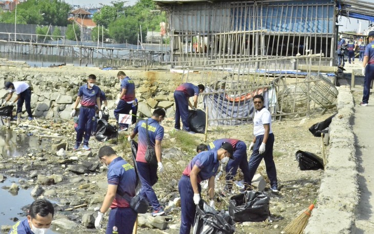 Bakamla RI melaksanakan Bakti Sosial dengan membersihkan Pantai Marunda, Jakarta Utara. Kegiatan dilakukan bersama dengan perwakilan dari TNI AL, Polair, Basarnas, PSDKP, serta Bea Cukai, Selasa (19/12/2023)