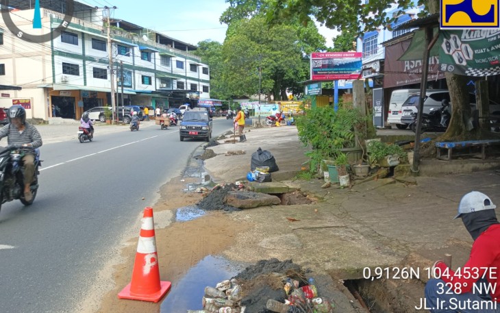Kegiatan Padat Karya Bersihkan Ribuan Kubik Sampah dari Saluran Drainase