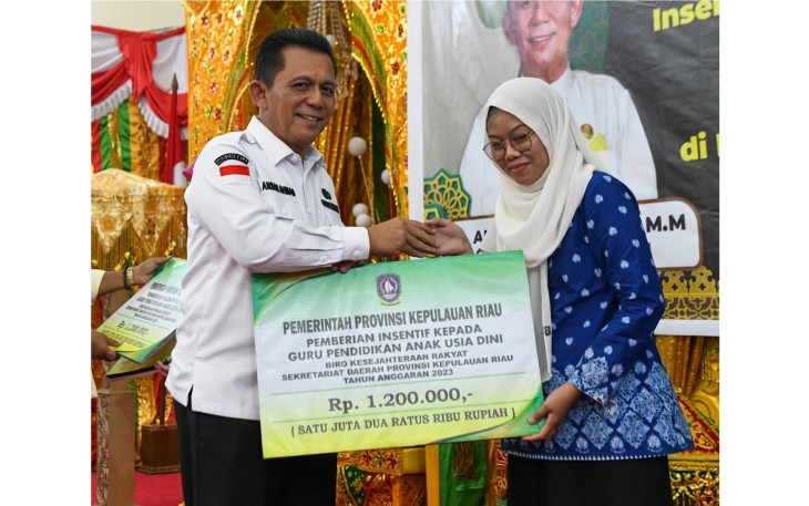 Gubernur Kepri Ansar Ahmad Serahkan Insentif Tenaga Pendidikan Anak dan Bantuan Peternakan