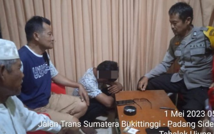 Dua orang pelapor yang menjadi korban pencurian HP tersebut, akhirnya menerima terlapor usai minta maaf di Kantor Desa Tahalak Ujung Gading, Kabupaten Tapsel, Senin (1/5/2023) dini hari. Bersama Kepala Desa, Bhabinkamtibmas Polsek Batang Angkola, Aiptu Sutopo, yang memfasilitasi proses mediasi tersebut