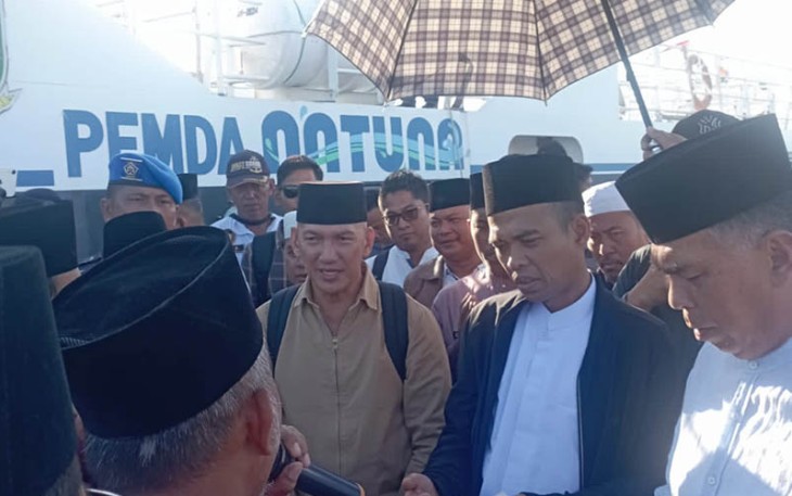 Bupati Natuna saat Datang Bersama Ustad Kondang Abdul Somat Dalam Rangka Tablig Akbar di Kecamatan Midai 