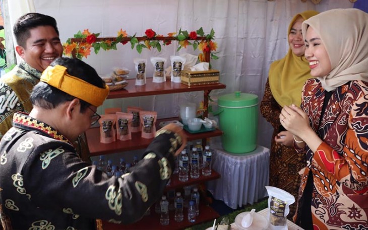 Hafizha Kenalkan Olahan Sorgum ke Menteri Desa Abdul Halim Iskandar