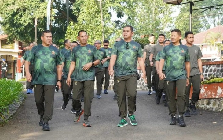 Danmenarmed 2 Kostrad Jalan Sehat Bersama Pangkostrad dan Seluruh Dansat Kostrad