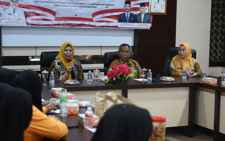 Ketua TP-PKK Provinsi Kepulauan Riau Hj. Dewi Kumalasari Ansar hadir dan menyerahkan secara langsung bantuan peralatan Usaha Ekonomi Produktif (UEP) berupa Gerobak Dagang di Kantor Dinas Sosial Provinsi Kepri, Dompak, Senin (9/10).