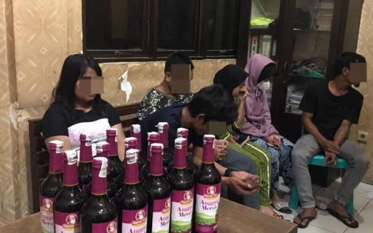 Polsek Padang Bolak Razia Pekat, Belasan Botol Miras Dan Pasangan Bukan Suami Istri Diamankan 