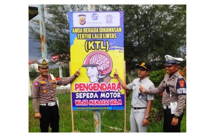Satlantas Polres Aceh Timur Pasang Spanduk 