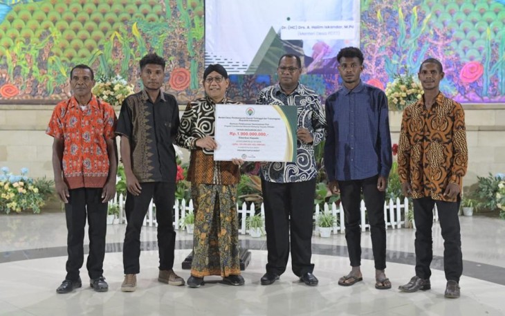 Menteri Desa Pembangunan Daerah Tertinggal dan Transmigrasi (Mendes PDTT) Abdul Halim Iskandar Kucurkan Bantuan Rp 1,9 Miliar