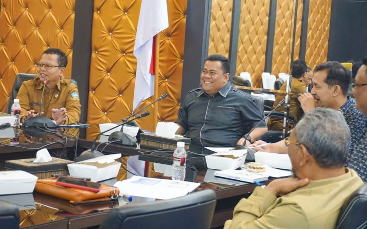 Bupati Bintan, Roby Kurniawan saat Rapat Forum Komunikasi Kepentingan Utama Semester II bersama Jajaran BPJS Kesehatan di Ruang Rapat 2 Kantor Bupati Bintan, Selasa (12/9) siang 