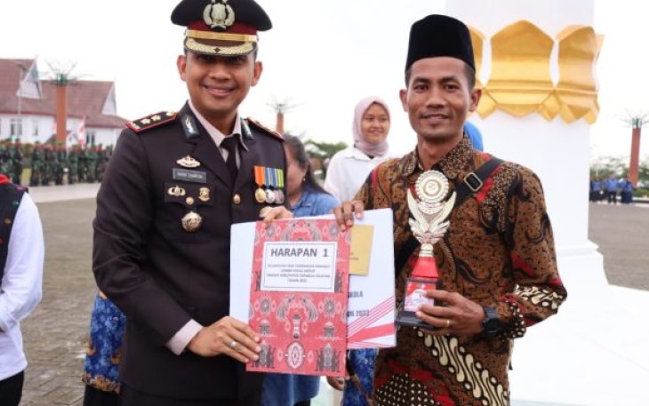 Kapolres Tapanuli Selatan (Tapsel), AKBP Imam Zamroni, SIK, MH, serahkan hadiah kepada pemenang lomba Pawai Karnaval, Kamis (17/8/2023) sore.