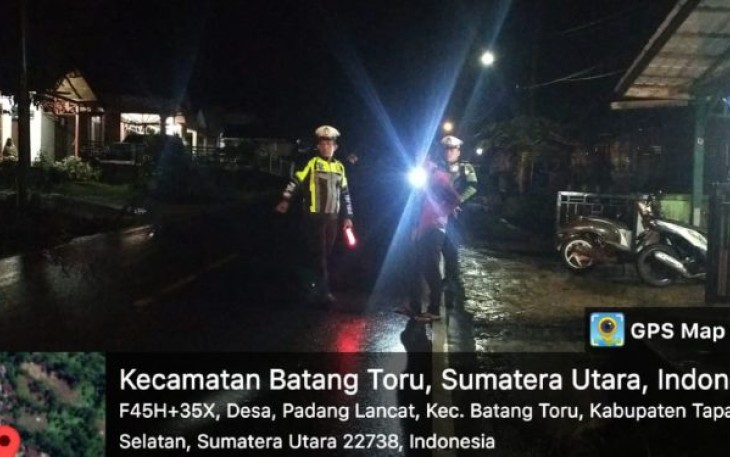 Personel Lantas Polsek Batang Toru melakukan cek dan olah tempat kejadian perkara (TKP).