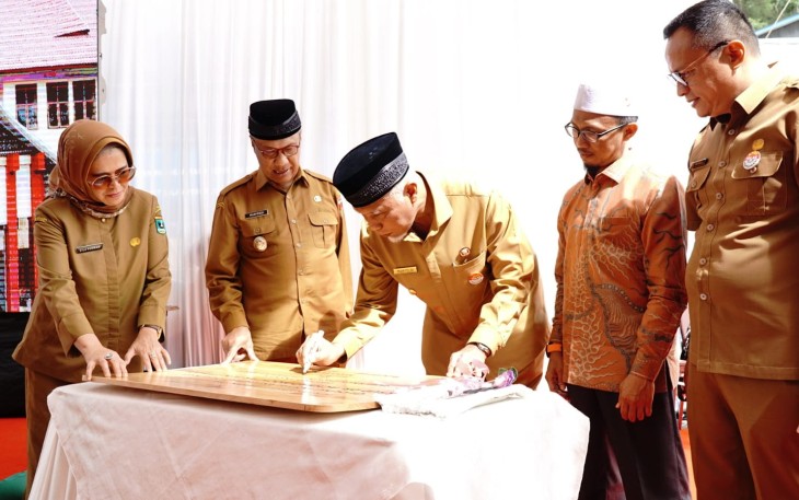 Gubernur Sumatra Barat, Mahyeldi Ansharullah meresmikan Gedung IGD Terpadu dan Digitalisasi Layanan RSUD Dr. Achmad Mochtar Bukittinggi.
