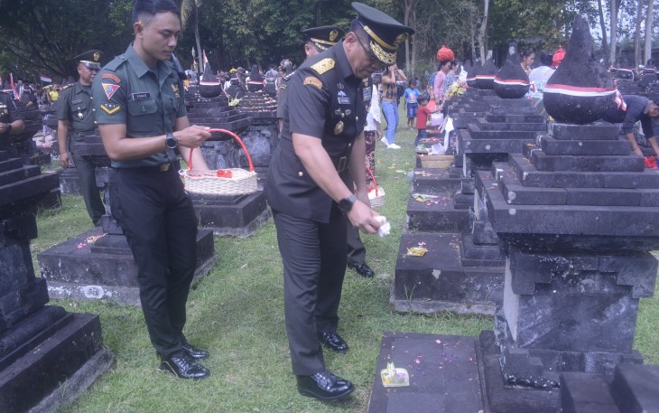 Kasdam IX/Udayana Brigjen TNI Sachono, S.H., M.Si., M.Tr.(Han), menghadiri upacara peringatan Puputan Margarana ke-77 pada Senin (20/11/2023) bertempat Taman Pujaan Bangsa (TPB) Margarana, Desa Marga Dauh Puri, Kecamatan Marga, Tabanan