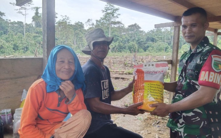 Babinsa Koramil 03 Kuala Kencana Komsos dan Bagikan Bibit Jagung Hibrida