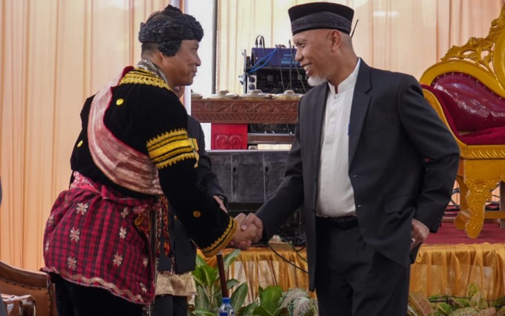 Gubernur Sumbar Mahyeldi, mengucapkan selamat kepada Kolonel Laut Ade Prasetia S. Kel M. Si (Han) M.Tr Hanla, sebagai Dt. Paduko Marajo Suku Salo.