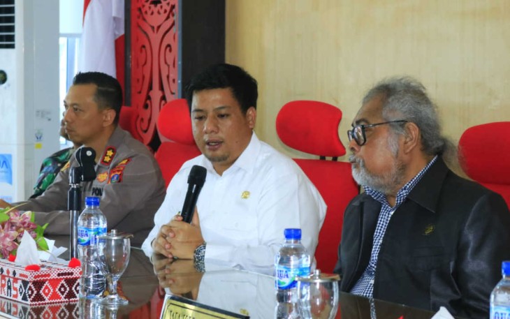 Bupati Samosir, Vandiko Timotius Gultom bersama Wakil Bupati Samosir, Martua Sitanggang saat menerima penghargaan dari Ketua Komnas Perlindungan Anak atas kepedulian dan tanggungjawab dalam memberikan perlindungan terhadap anak di Kabupaten Samosir. 