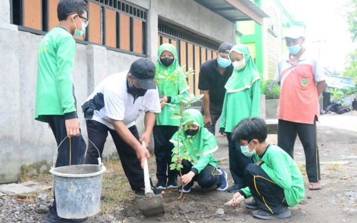  Guru dan Kader Adiwiyata MIN 2 Sukoharjo menanam pohon di sekitar sekolah sebagai bentuk kecintaan terhadap alam, Kamis ( 4/5/2023 ).