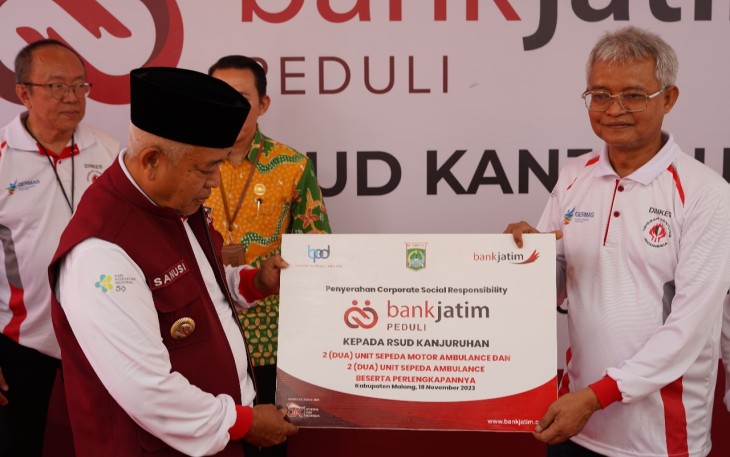 Bank Jatim Serahkan CSR Sepeda dan Ambulans ke RSUD Kanjuruhan