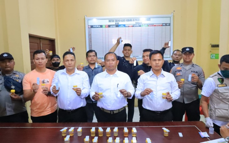 Terlihat Kasat Reserse Narkoba Polres Labuhanbatu AKP Roberto P Sianturi ketika melaksanakan kegiatan Tes Urine(Ist).