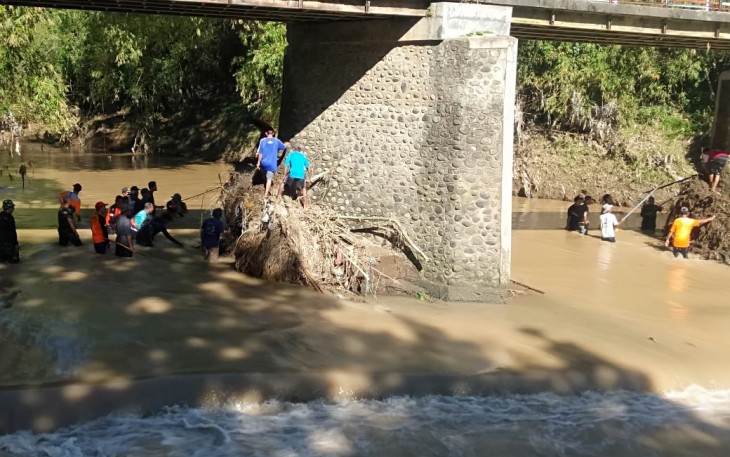 Anggota Kodim 0802/Ponorogo Bersama Warga saat Kerja bakti Bersihkan Sampah di Bawah Jembatan Sungai Gilangsari