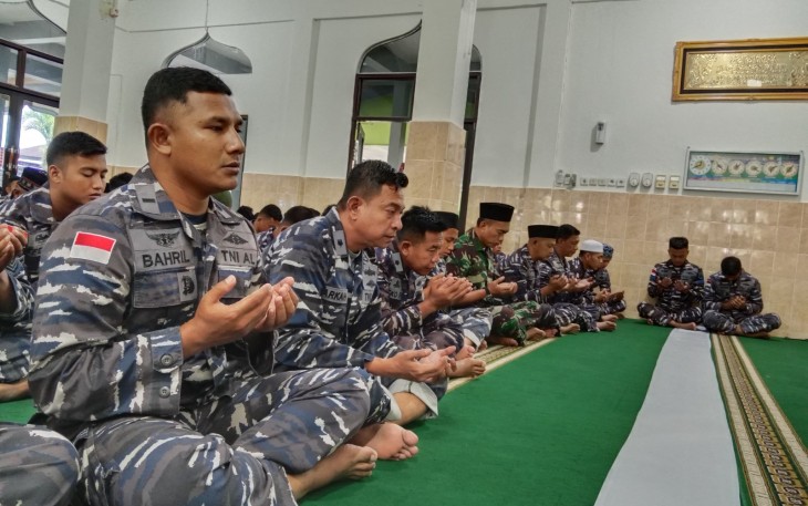 Pasproga Lanudal Biak Letda Laut (T) Sulkhan Mansur dan Pgs. Kasatbek Lanudal Biak Letda Laut (T) Ahmad Bahril Ilmi Assalam, A.Md pimpin Prajurit Lanudal Biak mengikuti kegiatan do'a bersama penutup akhir tahun 2023