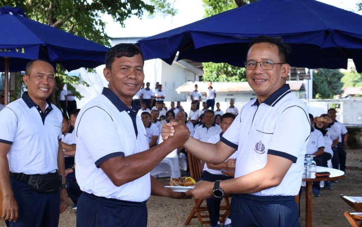 Komandan Lantamal (Danlantamal VI) Laksamana Pertama TNI Ivan Gatot Prijanto, S.E, M.Tr. Opsla., meresmikan perahu naga hasil produk Fasilitas Pemeliharaan dan Perbaikan Kapal Perang TNI AL (Fasharkan) bertempat di Pantai Jalaria Lantamal VI Makassar, Jumat (08/12/2023)