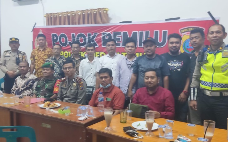 Waka Polsek Medan Timur AKP Edisman SH MH kepada wartawan disela bincang-bincang pada Pojok Pemilu sekaligus  koordinasi dengan penyelenggara dan pengawas Pemilu agar terciptanya keamanan, kelancaran dan ketertiban dalam tahapan Pemilu 2024 di Kantor Kelurahan Gang Buntu Jalan Jawa Medan, Jumat (8/12/2023)