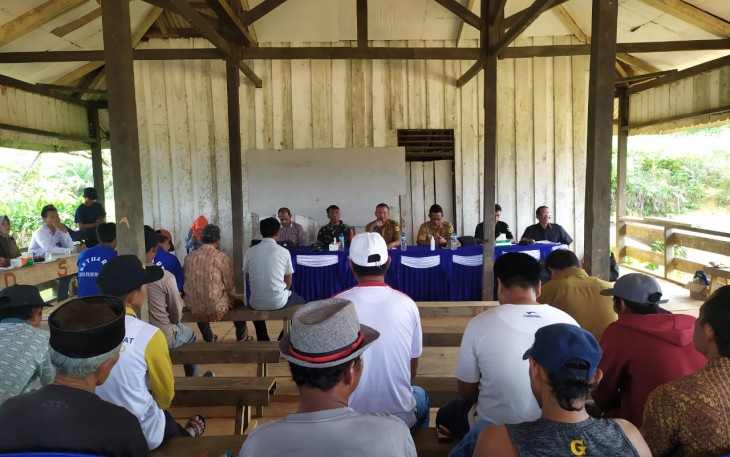 Babinsa Koramil Manuhing saat Hadiri Rapat Inventarisasi dan Perkembangan Lahan Masyarakat Desa Fajar Harapan