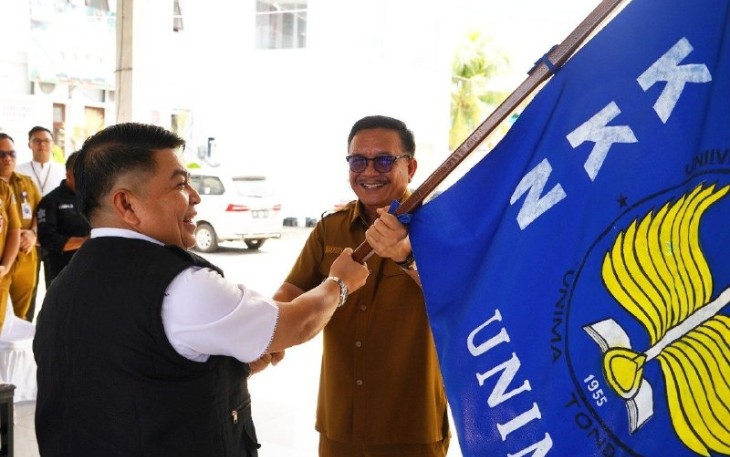 Walikota Bitung saat melepas mahasiswa