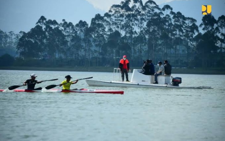 Menteri PUPR Basuki Hadimuljono saat Lepas Tim Dayung ke SEA Games Kamboja 2023.