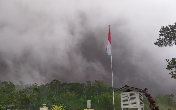 Gunung Merapi Muntahkan APG