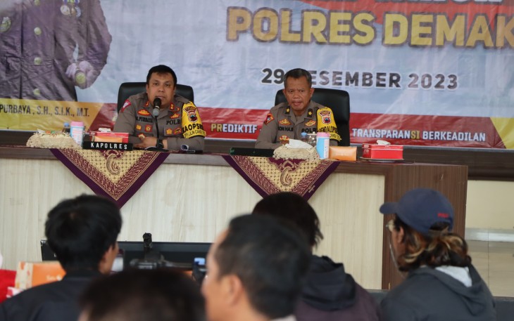 Kapolres Demak AKBP Muhammad Purbaja saat menyampaikan anev kasus akhir tahun 2023 pada kegiatan rilis media massa