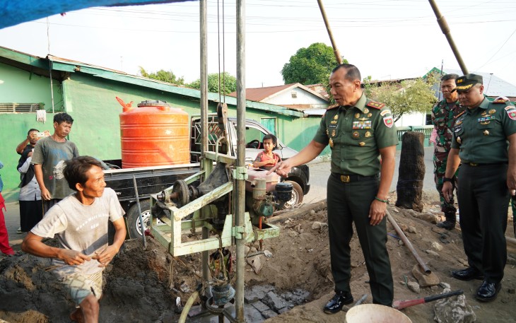 Pangdam XIV/Hasanuddin Mayjen TNI Dr. Totok Imam Santoso, S.I.P., S.Sos., M.Tr. (Han) secara langsung mengecek pembuatan sumur bor di salah satu titik yang berada di wilayah Kodim 1408/Makassar tepatnya di Asrama Militer Mattoanging dengan tujuan melihat langsung progres pembuatan yang saat ini sementara berjalan