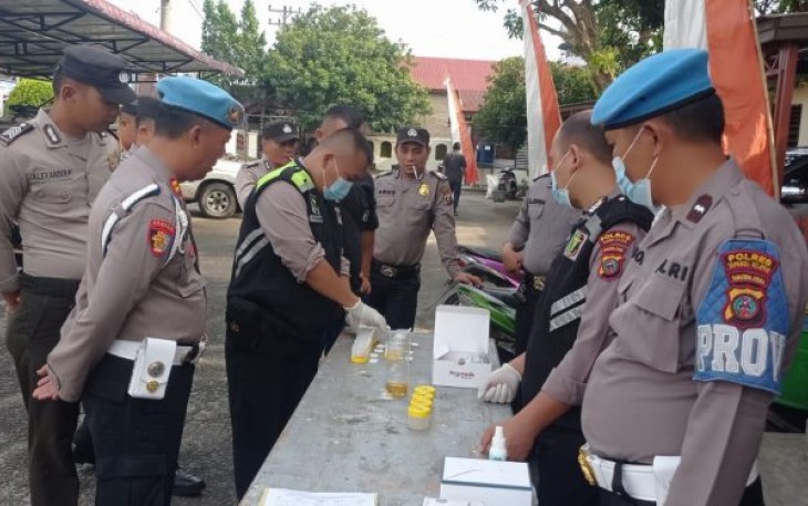 Pelaksanaan tes urine narkoba tersebut, berlangsung di Halaman Mako Polsek Batang Toru, Polres Tapanuli Selatan (Tapsel).