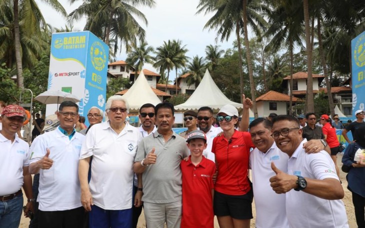 Kepala BP Batam, Muhammad Rudi, dan CEO Citramas Group, Kris Taenar Wiluan, saat membuka agenda Batam Triathlon 2023 di Nongsa Point Marina