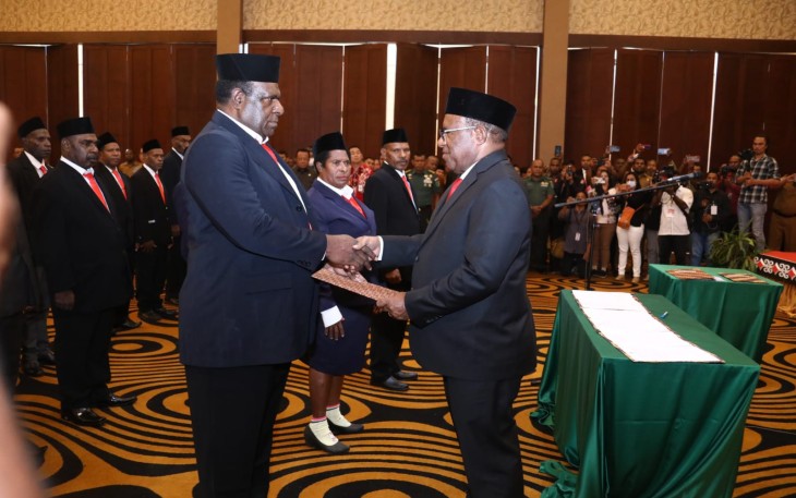 Wamendagri John Wempi Wetipo saat resmi melantik 33 anggota Majelis Rakyat Papua (MRP) Papua Selatan masa jabatan 2023-2028. Pelantikan tersebut berlangsung di Ballroom Swissbell Hotel Merauke, Senin (6/11/2023).
