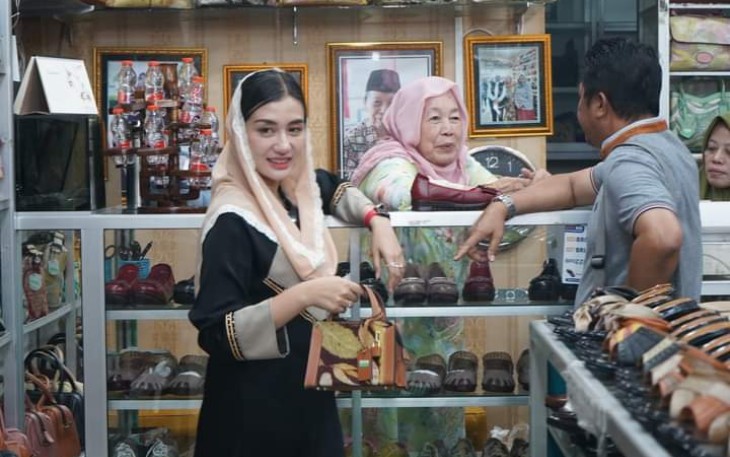 Ketua TP PKK Kabupaten Trenggalek Novita Hardini sekaligus Ketua Dekranasda, saat kunjungan di sentra kerajinan kulit Kabupaten Magetan, Minggu (5/11/2023)
