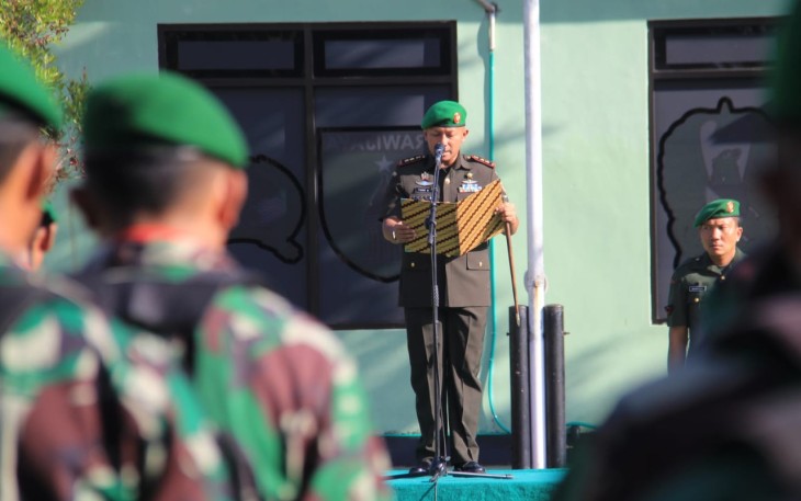 Dandim 0806/Trenggalek Letkol Czi Yudo Aji Susanto, S.Sos.,M.A., memimpin upacara memperingati Hari Juang TNI AD ke-78 di lapangan Makodim 0806/Trenggalek. Dengan tema "TNI AD Bersama Rakyat Bersatu Dengan Alam Untuk NKRI," acara ini menjadi panggung amanat Kepala Staf Angkatan Darat (KASAD) Jenderal TNI Maruli Simanjuntak, pada Jumat, 15 Desember 2023
