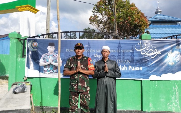 Koramil Sepang saat Pasang Spanduk Ucapan Ramadhan 1444 H 