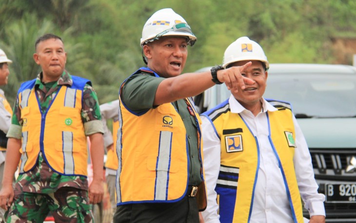Dalam rangka memperkuat sinergi antara pihak militer dan pemerintah daerah, Letkol Czi Yudo Aji Susanto, S.Sos., M.A., Dandim 0806/Trenggalek, melaksanakan silaturahmi di proyek strategis nasional Bendungan Bagong yang terletak di Desa Sumurup, Kecamatan Bendungan, Kabupaten Trenggalek, Kamis (14/12/2023)
