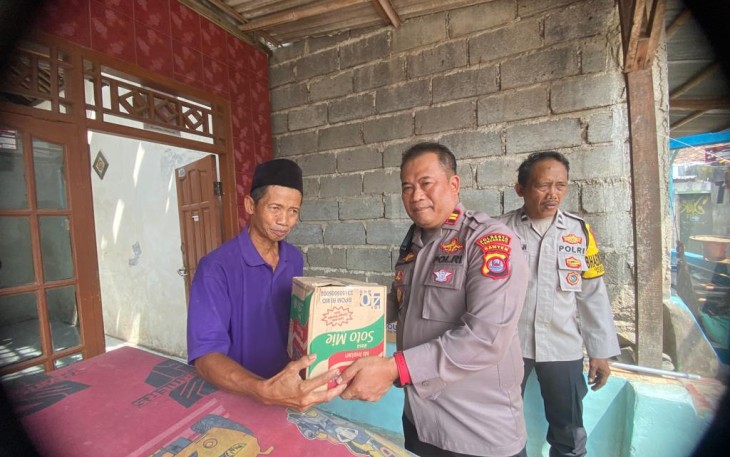 Polsek Mauk Polresta Tangerang Distribusikan Bantuan Sembako untuk Korban Angin Puting Beliung