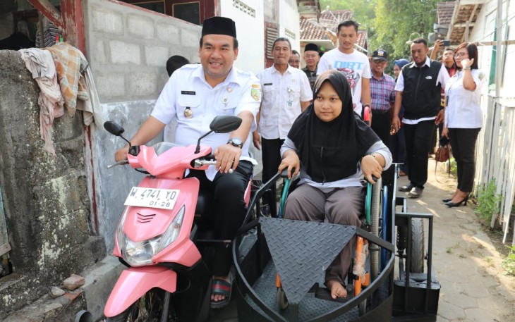 Bupati Blora Arief Rohman bersama Vea menaiki motor modifikasi.